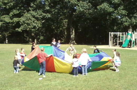 Imagen de estudiantes jugando en un parque