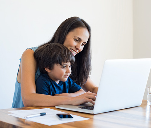 Imagen de madre e hijo con un portátil