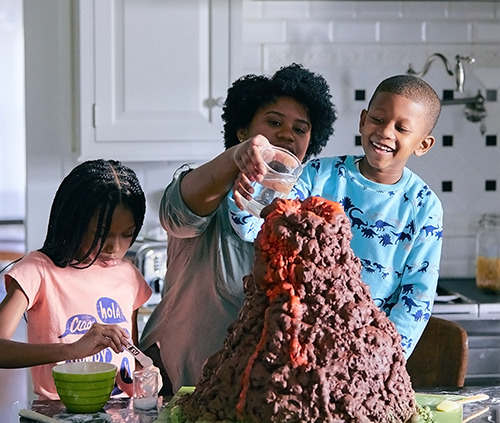 Imagen de una familia haciendo deberes de ciencias