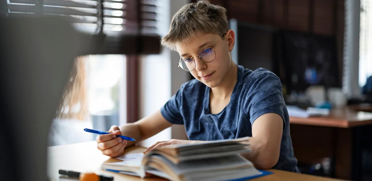niño leyendo un libro