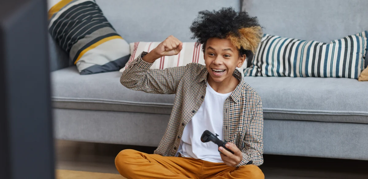 Estudiante jugando a videojuegos