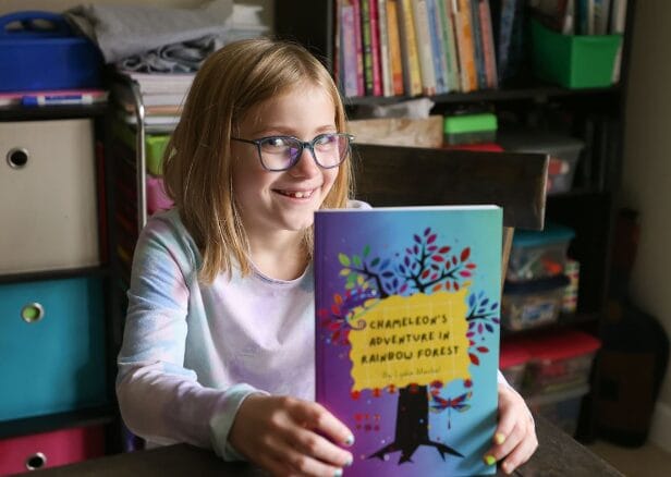 chica sosteniendo un libro