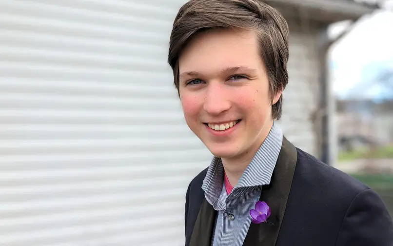 Chico con traje sonriendo