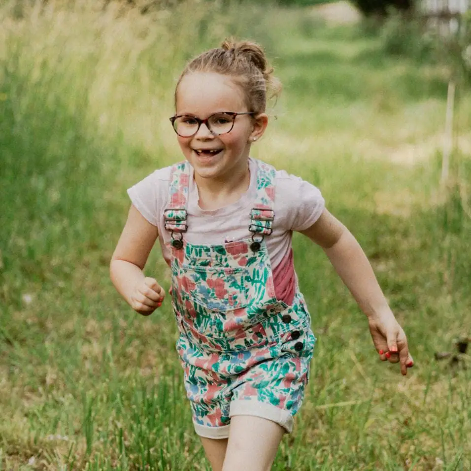 Estudiante de primaria corriendo