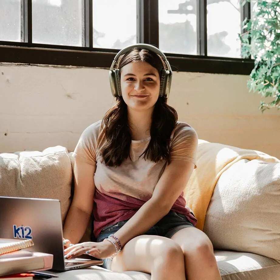 Estudiante con auriculares mientras usa su portátil