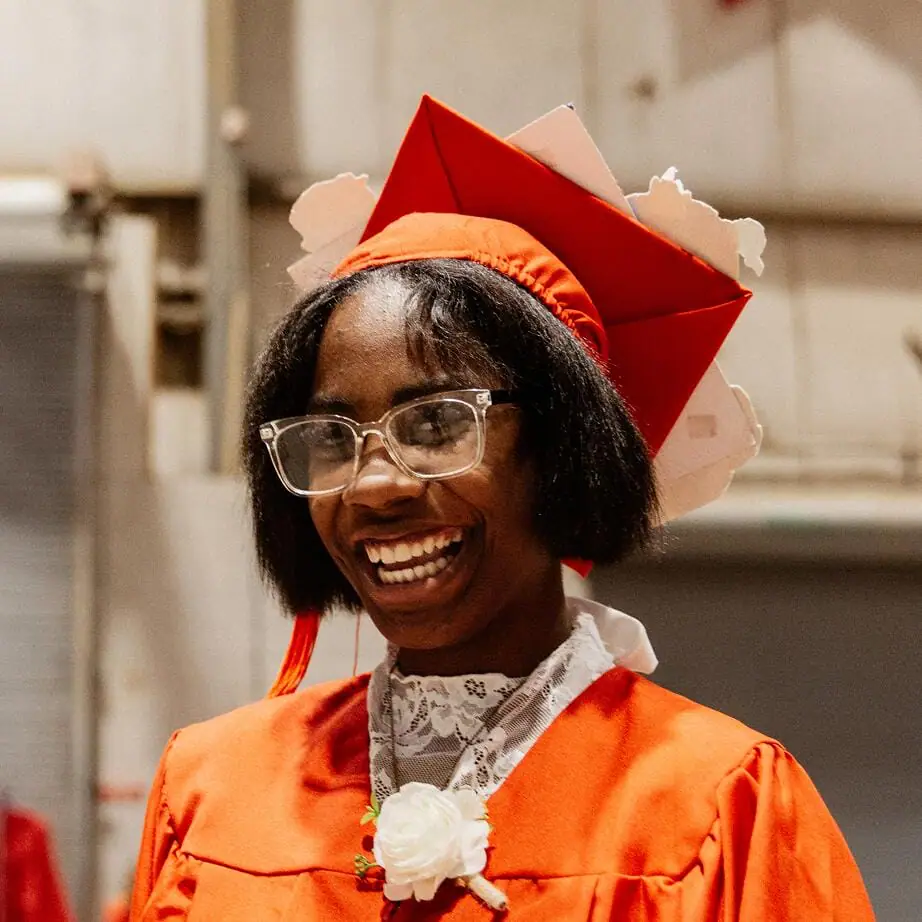 Estudiante graduado que sonríe