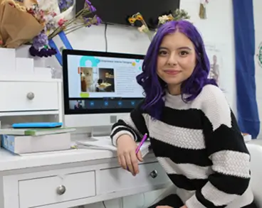 Estudiante que asiste a una clase en línea