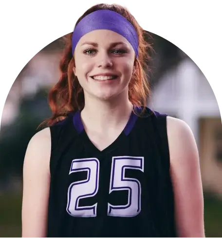 Chica sonriendo con un 25 en la camiseta