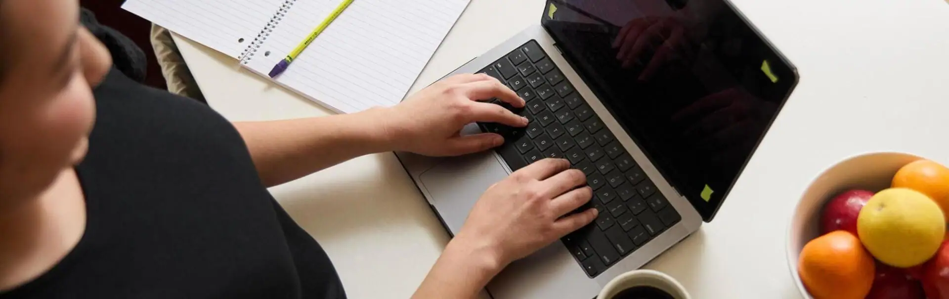 Estudiante trabajando con su portátil
