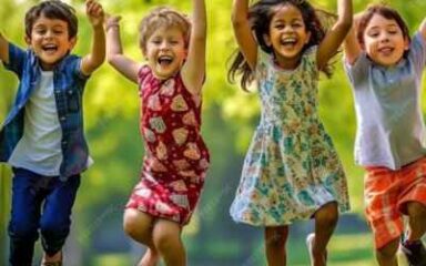 niños sonriendo y jugando