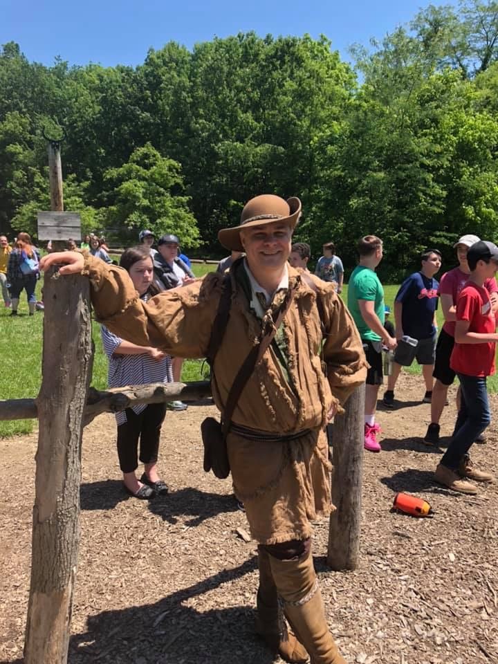 El Sr. H en el campamento