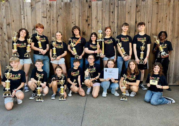 Los 17 estudiantes que representan al programa Caryl Crane Youth Theatre del Sandusky State Theatre.