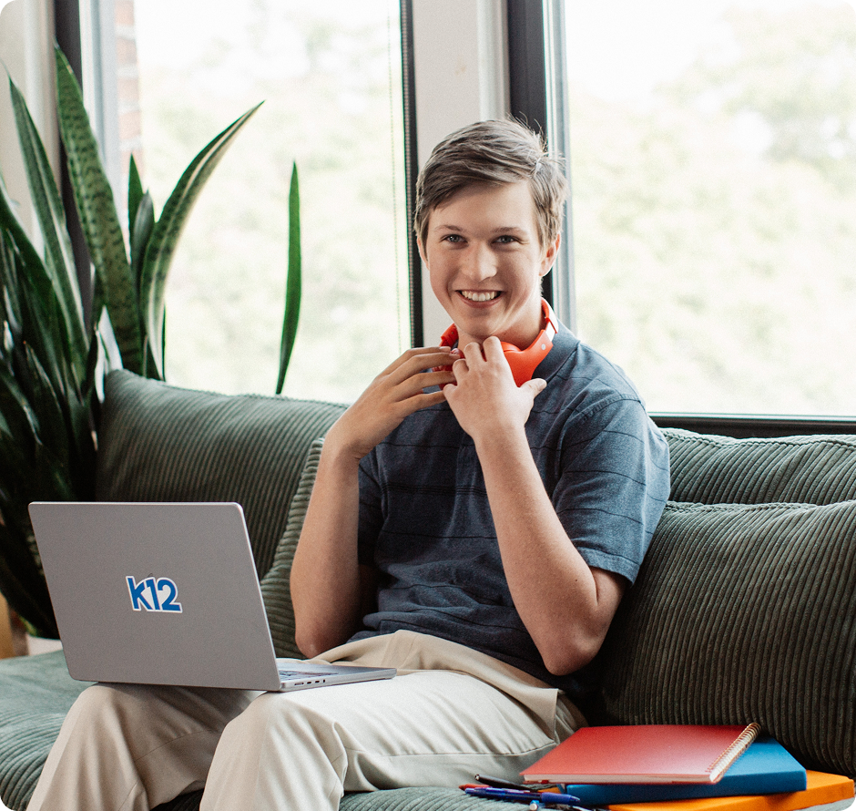 Estudiante trabajando con su portátil