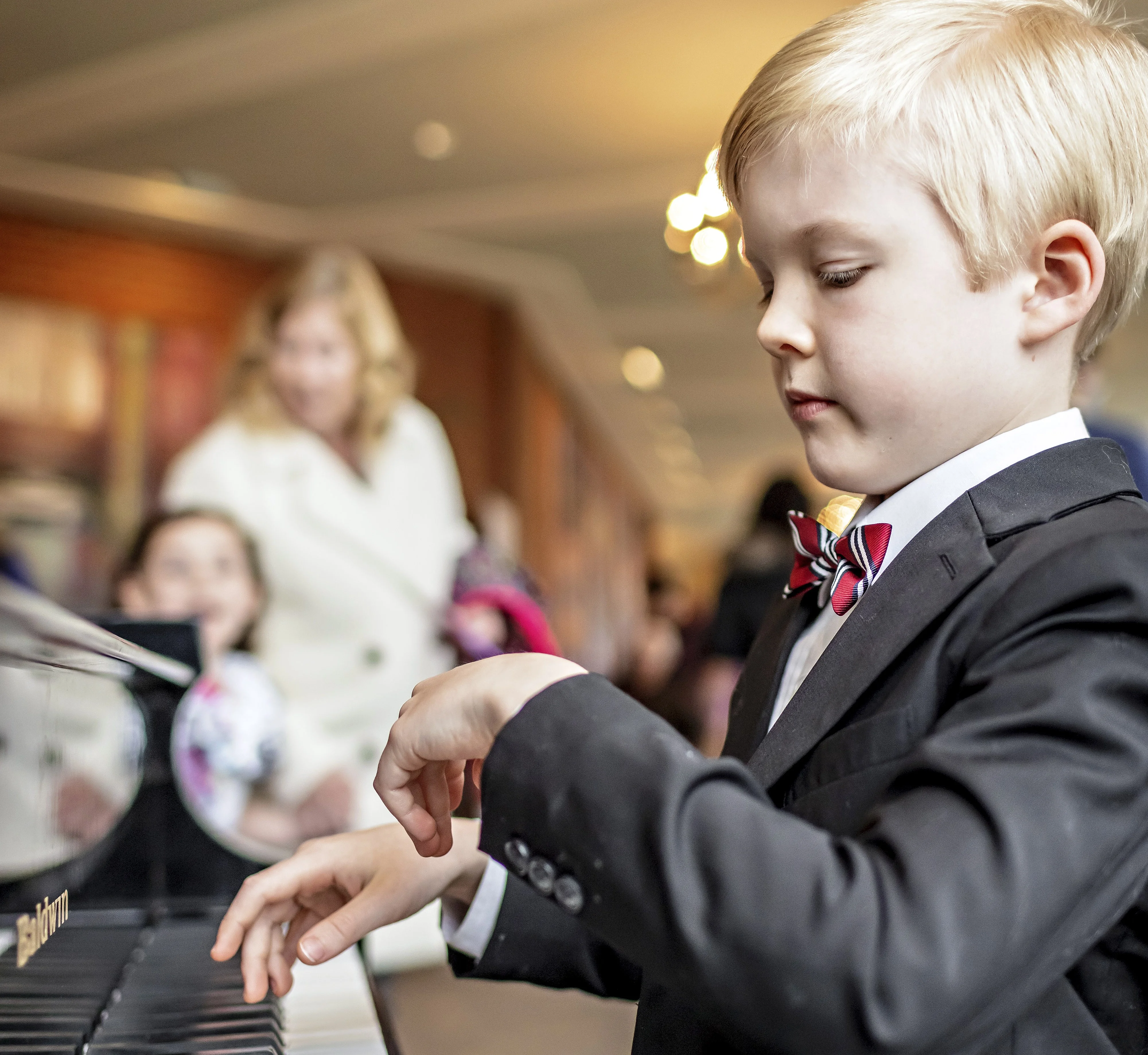 Un niño pequeño tocando el piano