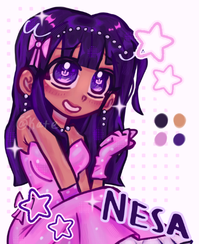 Imagen de una niña con el pelo largo y negro y flequillo, ojos grandes y una sonrisa. Lleva un vestido rosa. 
